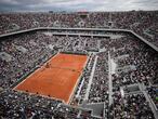 (FILES) In this file photo taken on May 26, 2019 shows a general view of the Philippe Chatrier court, on day 1 of The Roland Garros 2019 French Open tennis tournament in Paris. - The French government has discussed a possible "delay of a few days" of this year's French Open with the event organisers, the sports ministry told on April 6, 2021. (Photo by Anne-Christine POUJOULAT / AFP)