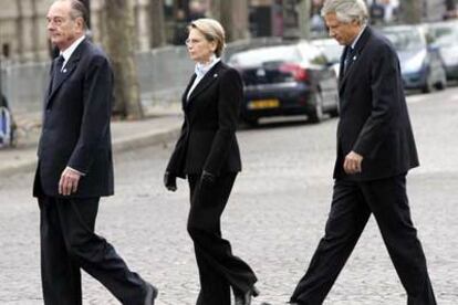 Jacques Chirac (izquierda), la ministra de Defensa, Michele Alliot-Marie, y el primer ministro, Dominique de Villepin.