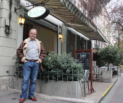 Carlos Franz, en la terraza de 'Le Flaubert', uno de los escenarios de su novela 'Almuerzo de vampiros'