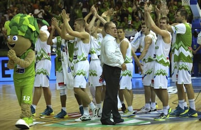 Maljkovic celebra el triunfo con sus jugadores.