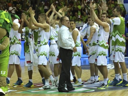 Maljkovic celebra el triunfo con sus jugadores.