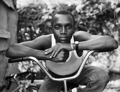 ‘Un joven descansa en una bicicleta estática’, Amityville, NY (1988), de Dawoud Bey. Cortesía del artistay de  Stephen Daiter Galler.