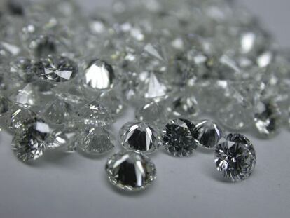 Fotografía de archivo tomada el 31 de julio de 2009 que muestra diamantes pulidos en una fábrica de diamantes en Qingdao (China).