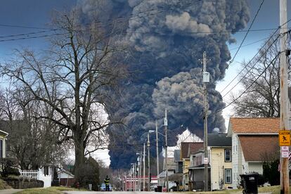 Una nube de humo tóxico tras el descarrilamiento de un mercancías, el 6 de febrero en East Palestine (Ohio)