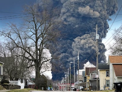 Una nube de humo tóxico tras el descarrilamiento de un mercancías, el 6 de febrero en East Palestine (Ohio).