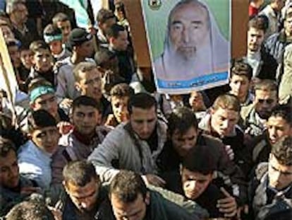 El líder espiritual de Hamás, el jeque Yassin, rodeado de seguidores en Gaza.