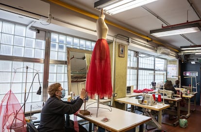 Una costurera trabaja en la confección del vestuario para una obra del Teatro Colón.