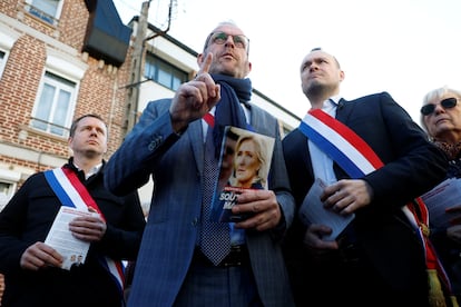 Miembros del Reagrupamiento Nacional distribuyen pasquines de apoyo a Le Pen en Hénin-Beaumont, el 1 de abril.