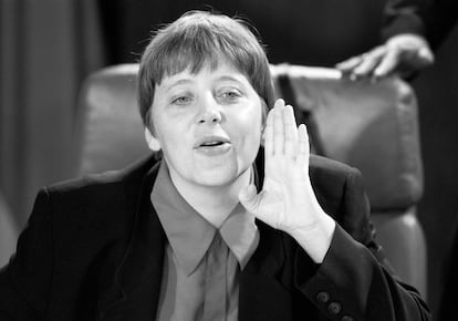 Ángela Merkel cuando ocupaba la cartera de ministra de Medio Ambiente en una reunión del gabinete de Gobierno en abril de 1994.