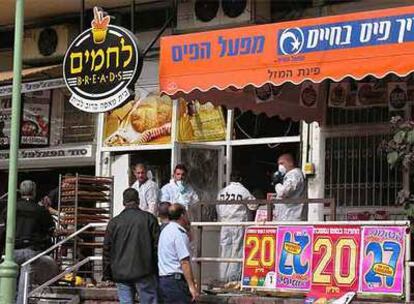 La policía y los equipos de rescate israelíes, a la entrada de la panadería atacada ayer en Eilat.
