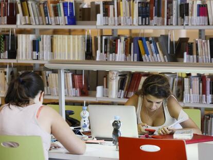 Estudiantes en una biblioteca de la Universidad Complutense de Madrid.
