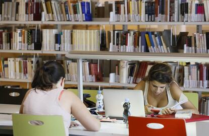 Estudiantes en una biblioteca de la Universidad Complutense de Madrid.