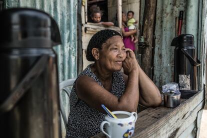 Deisy Yrene Feliz Matos es otra de las vecinas del albergue temporal de Canta La Rana y también vive ahí desde hace 20 años. Hoy tiene en la puerta de su vivienda un puesto de venta de café y galletas.