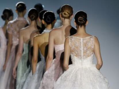 Desfile de trajes de novia de Rosa Clarà.