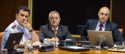 Rodolfo Ares, el viceconsejero de Seguridad, Miguel Buen (centro), y el jefe territorial de la Ertzaintza en Álava, Miguel Ángel Treku (izquierda).