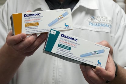 Un farmacéutico dispensa cajas de Ozempic en una farmacia de Utah, Estados Unidos.