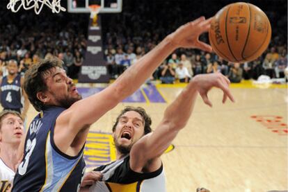 Marc Gasol intenta recuperar el balón para los Grizzlies tras un intento de su hermano Marc.