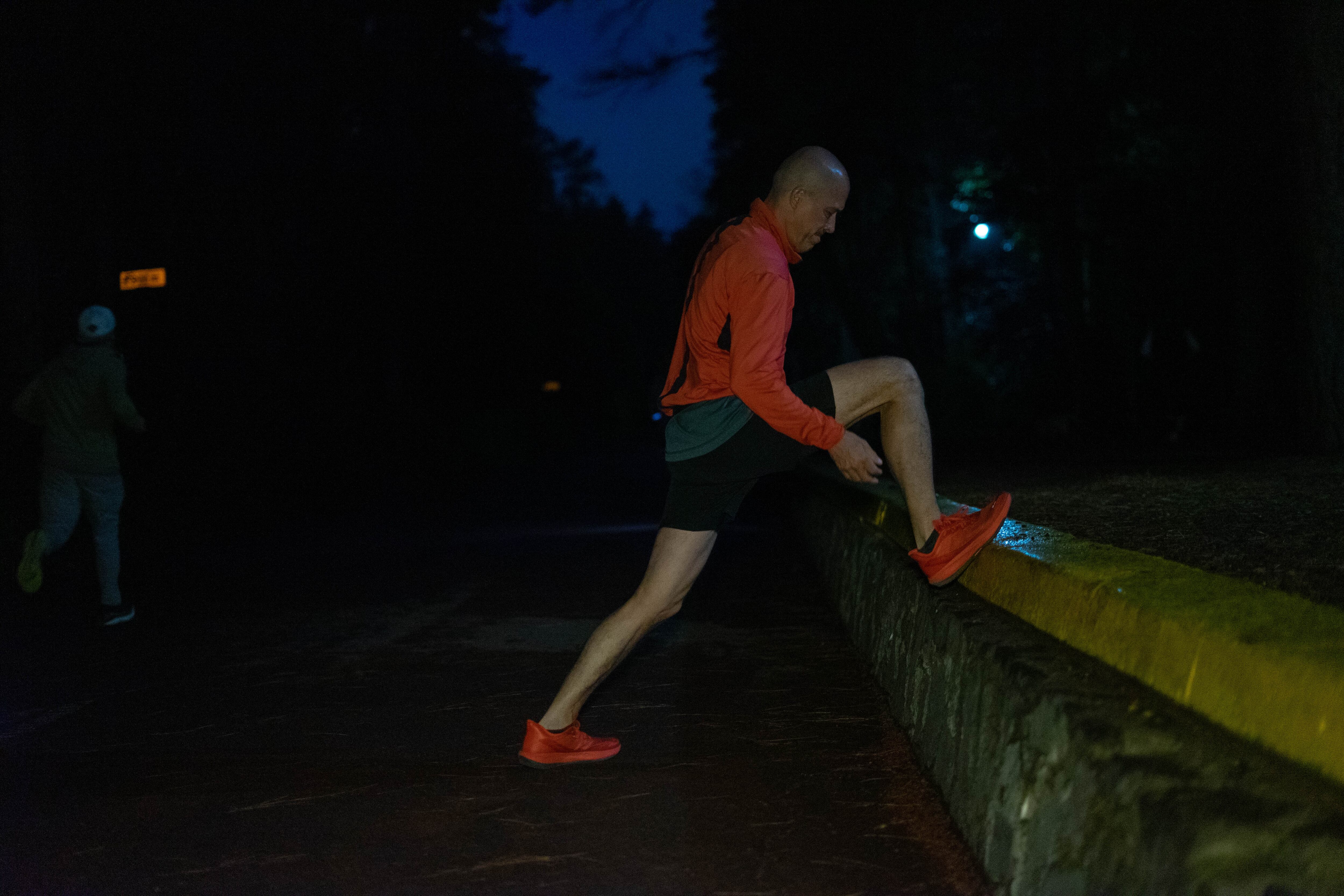 Motta estira antes de empezar a correr en el bosque de Tlalpan, en el sur de Ciudad de México.