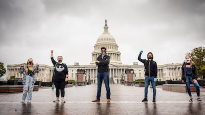 O diretor dos Universitários Democratas de Washington, Juan Carlos Mora (centro), com outros eleitores de Joe Biden.