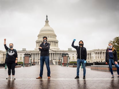 O diretor dos Universitários Democratas de Washington, Juan Carlos Mora (centro), com outros eleitores de Joe Biden.