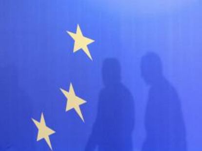Vista de la bandera de la UE con dos sombras proyectadas. EFE/Archivo