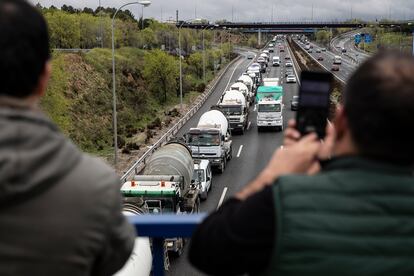 Caravana de camiones en la M-40, a la altura de Vicálvaro (Madrid).