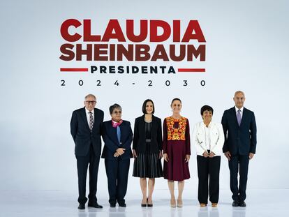 Claudia Sheinbaum en compañía de cinco miembros de su gabinete en el Museo Interactivo de Economía, en Ciudad de México.