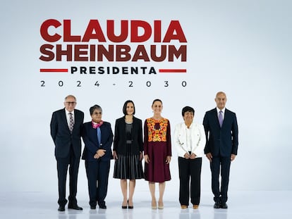 Claudia Sheinbaum en compañía de cinco miembros de su gabinete en el Museo Interactivo de Economía, en Ciudad de México.
