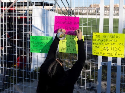 Una mujer coloca pancartas en el exterior de la Ciudad Deportiva del Rayo Vallecano, el pasado 2 de febrero.