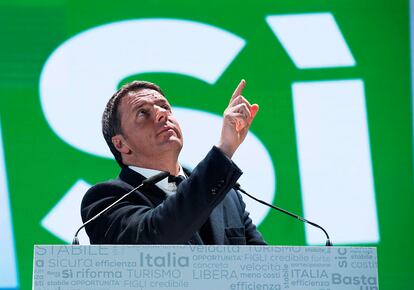 Matteo Renzi durante la campaña a favor del 'Si' para el referéndum constitucional italiano en Florencia, el 2 de diciembre de 2016.