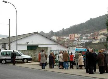 Amigos y familiares consuelan a los padres de la niña de 6 años que ha muerto arrollada por un portapalés en Arenas de San Pedro