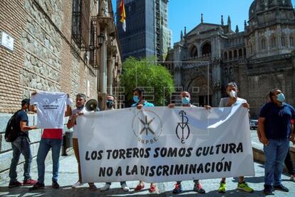 Manifestación de toreros ante la ministra de Trabajo Yolanda Díaz a la salida de un acto celebrado en Toledo el pasado 25 de julio.