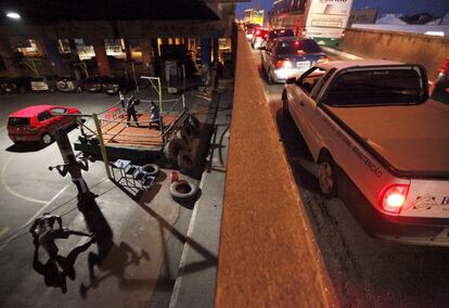 Aspirantes a pugilistas treinam em um ginásio sob o viaduto Alcântara Machado, enquanto carros passam no bairro da Mooca em São Paulo, no dia 28 de março de 2011. A Academia de Boxe do Garrido, fundada pelo ex-boxeador Nilson Garrido é um projeto cujo objetivo é levar o esporte para a população pobre e marginalizada.