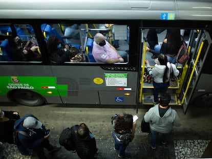 Passageiros na estação Barra Funda, em São Paulo, na noite de quinta-feira, 4 de junho.