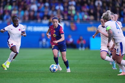 Aitana Bonmatí conduce el balón durante el partido de ida de la semifinal de Champions ante el Chelsea el pasado domingo 20 de abril.