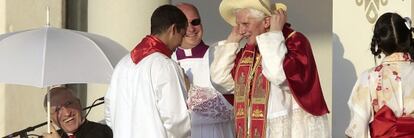 Benedicto XVI se coloca un sombrero en Madrid el pasado agosto.