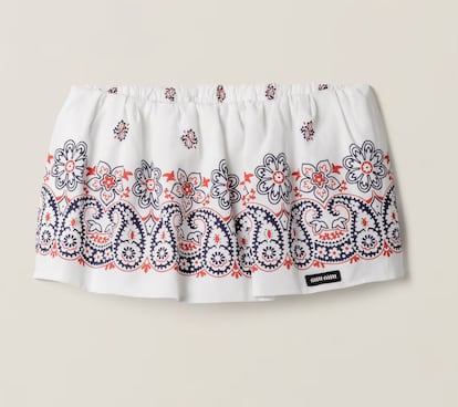 Miu Miu reinterpreta el espíritu de verano con esta falda-pantalón que combina funcionalidad y frescura en clave sofisticada. El icónico estampado bandana tiñe de color su silueta mini, evocando escenas de playa con un aire nostálgico infalible.  (1.400 euros)