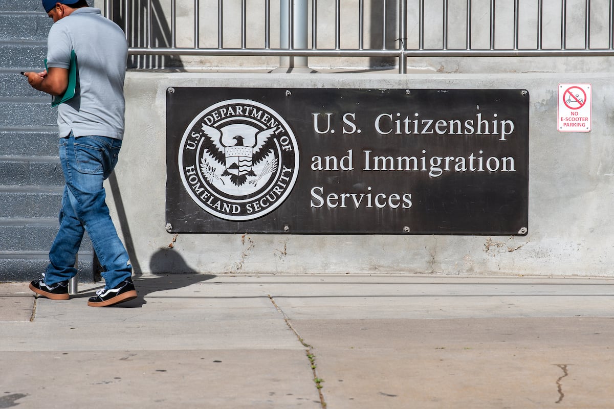 Photo: elpais.com Trump Administration to Revoke Up to 200,000 B1 and B2 Visas for Asylum Seekers
