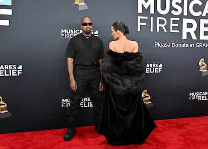 Kanye West y Bianca Censori en la alfombra roja de los Grammy 2025.