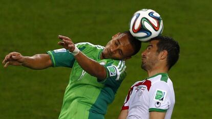 Odemwingie y Hajsafi pelean por el balón.