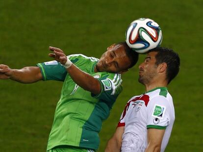 Odemwingie y Hajsafi pelean por el bal&oacute;n. 