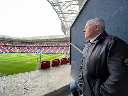 Fran Canal, director general del CA Osasuna, da una última vuelta por el estadio antes del CA Osasuna-Real Madrid del miércoles 20 de abril. Es uno de sus rituales favoritos.