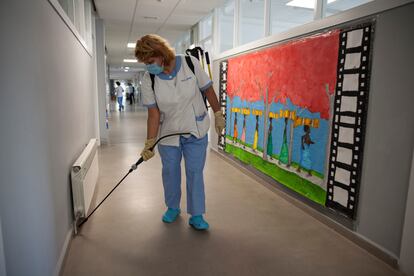 Una mujer desinfecta las instalaciones de un colegio de Alcobendas (Madrid).