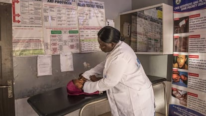 Una trabajadora sanitaria trata a un niño por posible neumonía en Nigeria.