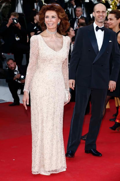 La gran Sophia Loren también se paseó por la alfombra roja de Cannes y lo hizo con un vestido de Giorgio Armani.