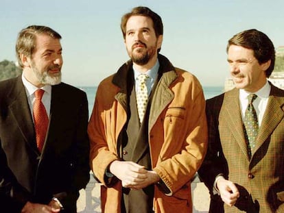 Jaime Mayor Oreja, entonces ministro del Interior, con el ex presidente del PP vasco, Carlos Iturgaiz, y José María Aznar en 2000, en la playa de la Concha.