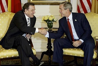 El canciller Schröder (izquierda) y el presidente Bush, durante su reunión de ayer en Nueva York.