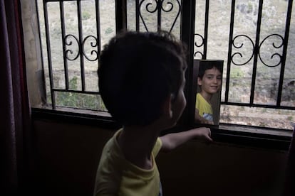 Un niño sirio refugiado en su casa en Líbano.