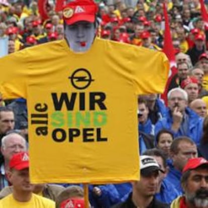 Al menos 5.000 trabajadores se han manifestado hoy en Amberes en contra de los planes de cierre de la factoría de Opel
