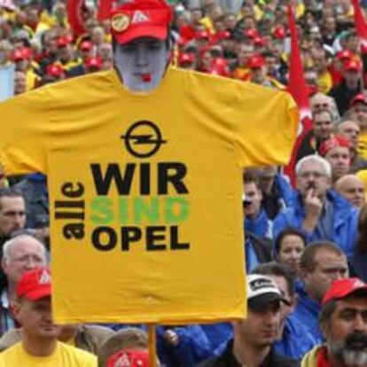 Al menos 5.000 trabajadores se han manifestado hoy en Amberes en contra de los planes de cierre de la factoría de Opel